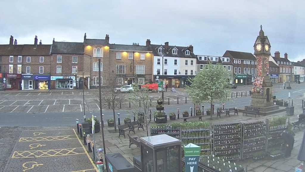 Thirsk webcam overlooking the Market Place