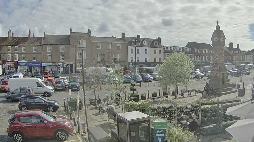 Thirsk webcam overlooking the Market Place