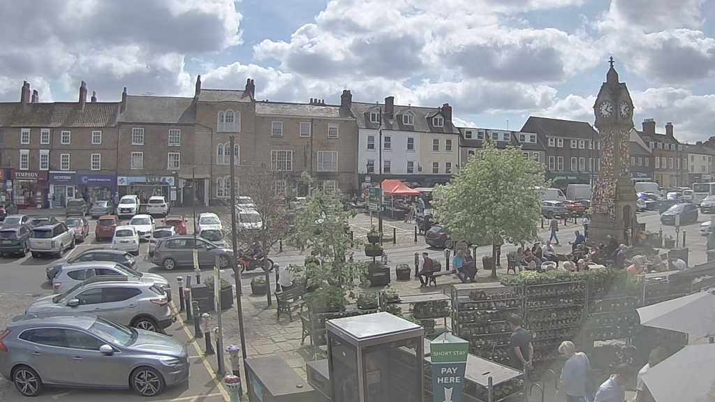 Thirsk webcam overlooking the Market Place