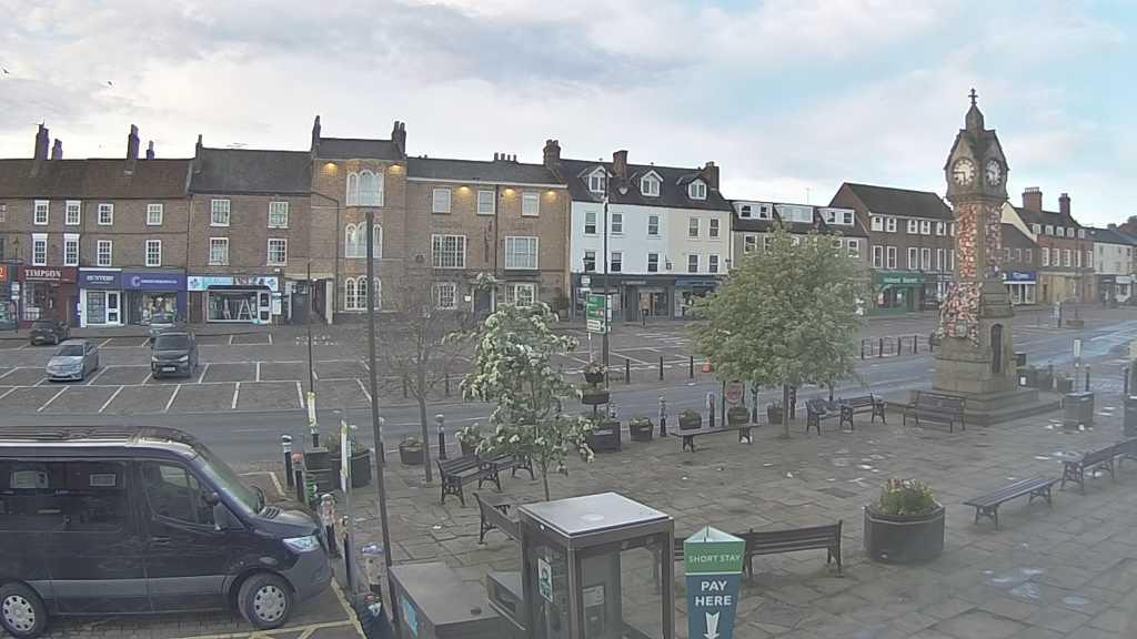 Thirsk webcam overlooking the Market Place