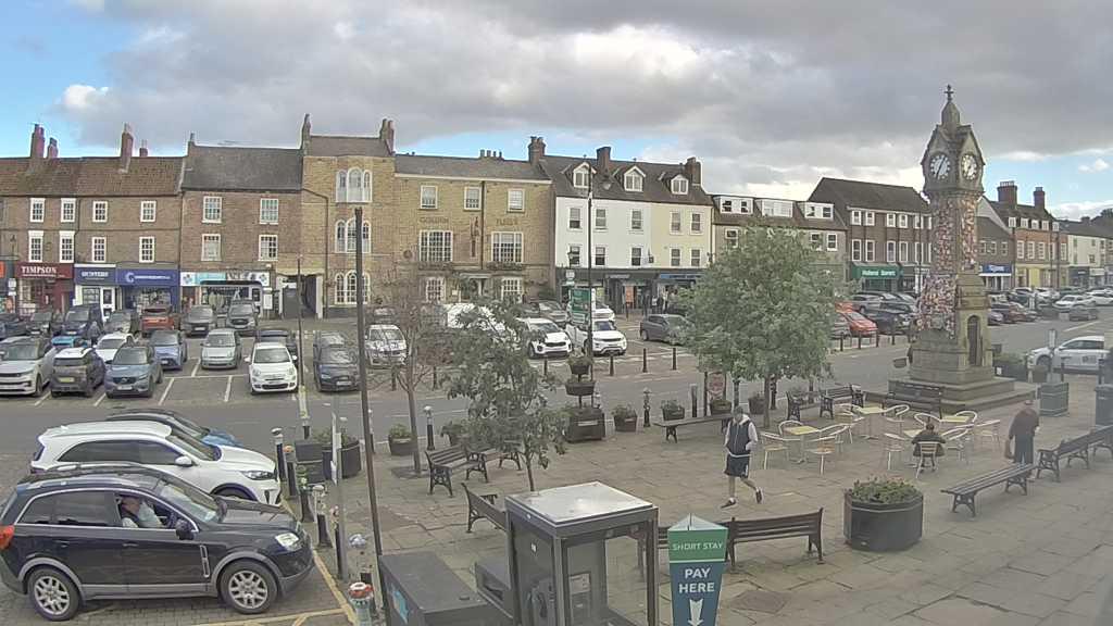Thirsk webcam overlooking the Market Place