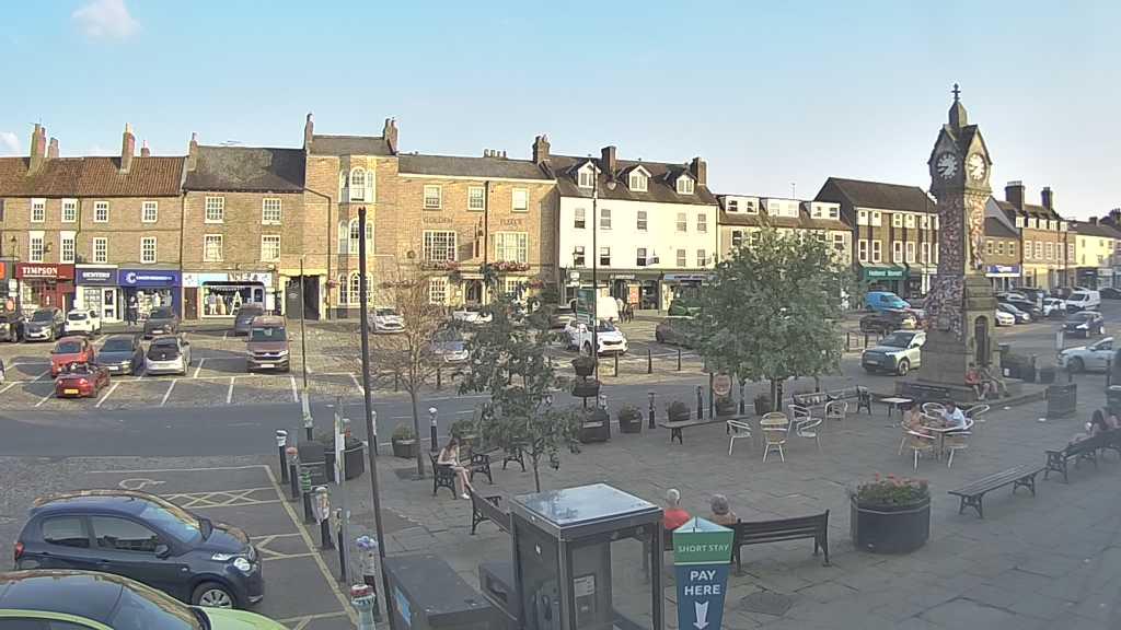 Thirsk webcam overlooking the Market Place