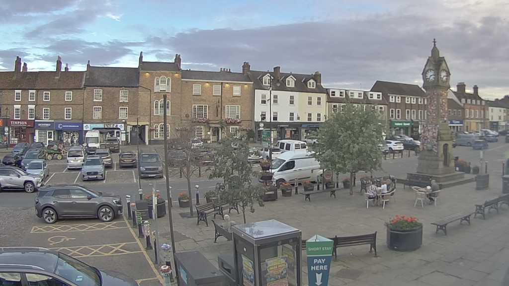 Thirsk webcam overlooking the Market Place