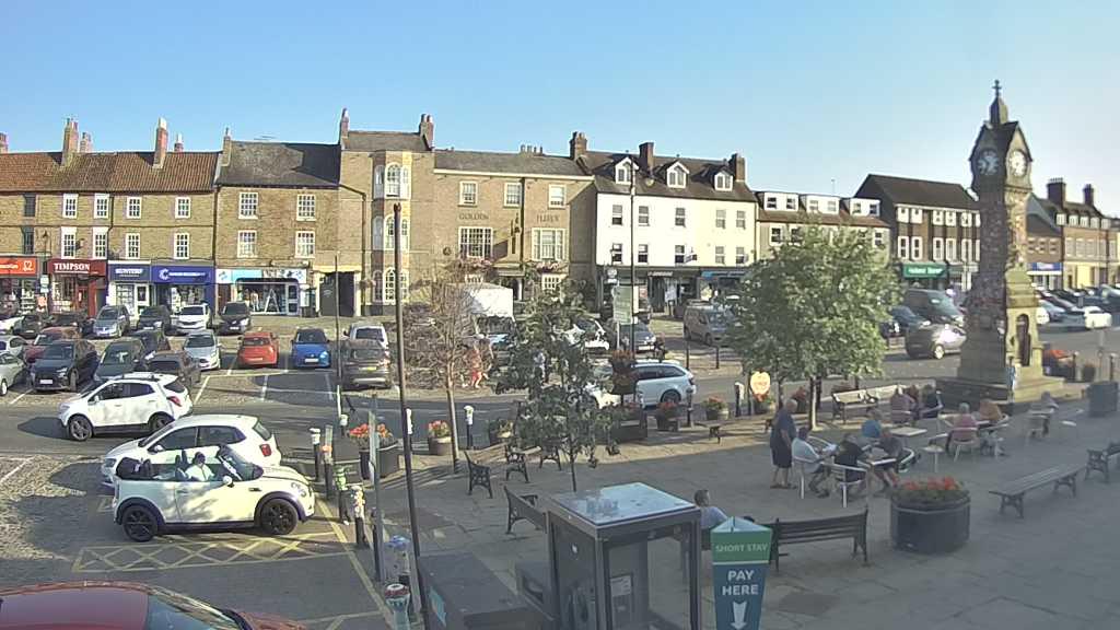 Thirsk webcam overlooking the Market Place