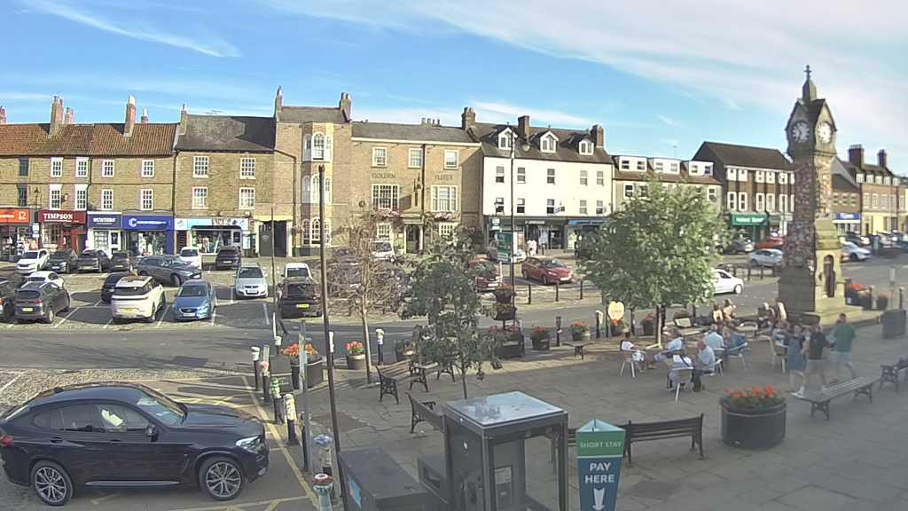 Thirsk webcam overlooking the Market Place