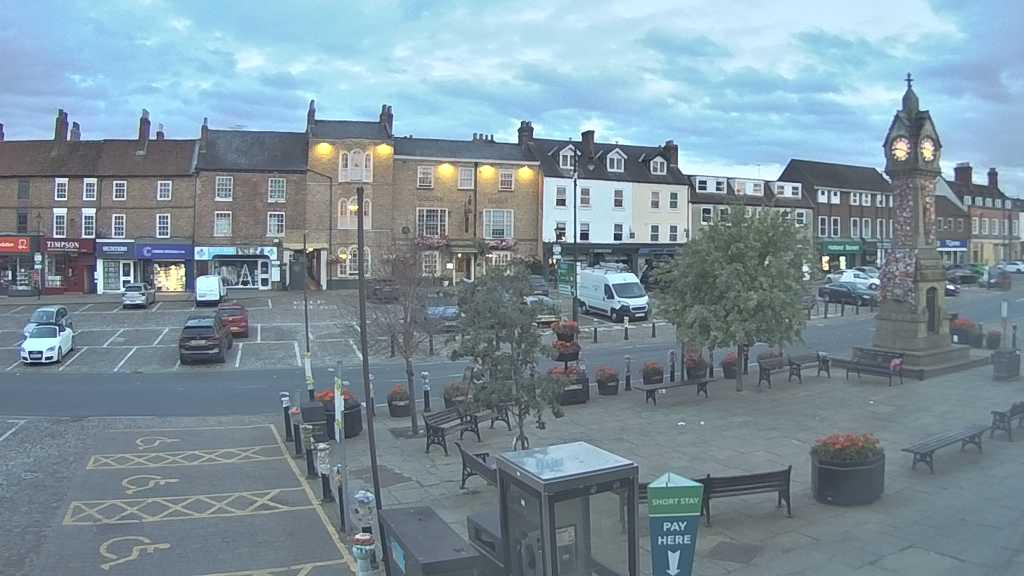 Thirsk webcam overlooking the Market Place